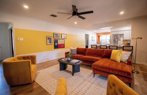San Marcos House | River Run Retreat - Cowboy Pool, Fire Pit & Pool Table! Close to Campus & River