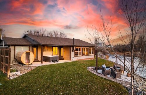 Kalispell House | River's Edge Riverfront with Hot Tub Sauna & Game Room