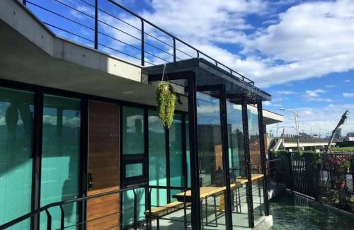 Dongshan House | River