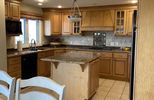 Burley House | RIVER VIEW CONDO FUN FAMILY Clean Luxurious Sleeps 6-8 Burley, ID