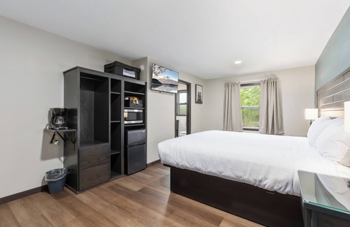 Aitkin Hotel | River View | Modern Lodge | WiFi | Pets OK!