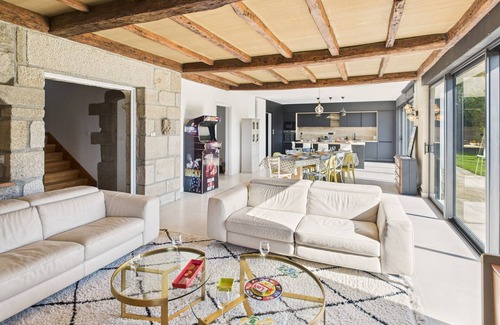 Pont-l'Abbe Ski Chalet | River View – Spacious House and Garden for 10