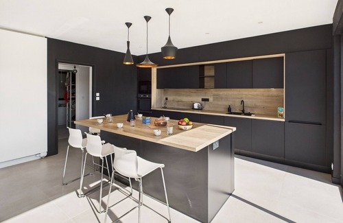 Pont-l'Abbe Ski Chalet | River View – Spacious House and Garden for 10