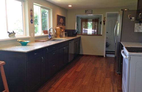 Lyle House | River views! Sleeps 6, walk to Wine, Hiking and Sandbar - Dogs Welcome!