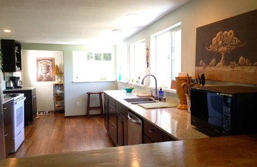 Lyle House | River views! Sleeps 6, walk to Wine, Hiking and Sandbar - Dogs Welcome!