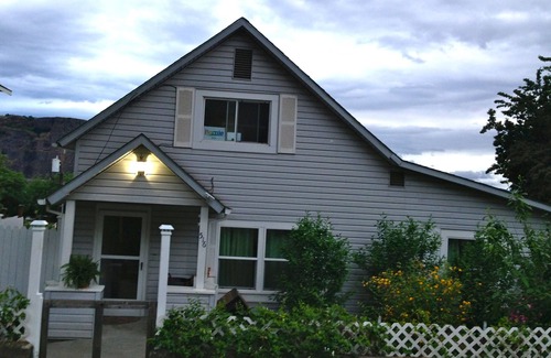 Lyle House | River views! Sleeps 6, walk to Wine, Hiking and Sandbar - Dogs Welcome!