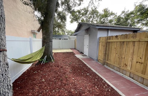 Tampa Cottage | Riverbend Cottage under Oaks
