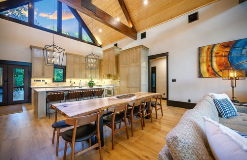 Broken Bow Cabin | Riverfront 3 bedroom cabin with game/bunkroom and apartment above