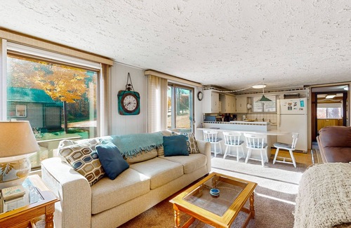 Thompsonville House | Riverfront Cabin with Stunning Views, Fire pit, Gas Grill & WIFI