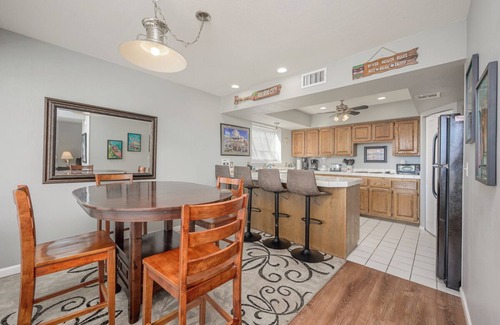 Bullhead City Condo | Riverfront Condo! - Marina/boat slips/pool/spa/river dock - 2Bed 2Bath