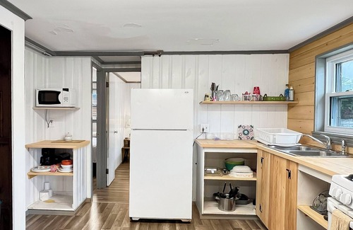 Northeast Somerset Cottage | Riverfront Haven -River access (Cabin 1)