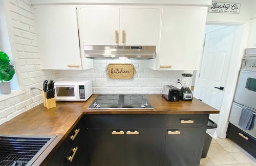 Grants Pass House | Riverfront House with hot tub, game room and more!