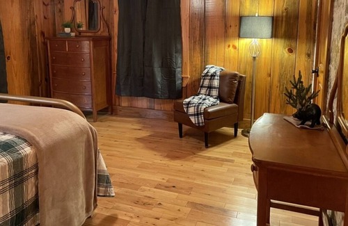 Smithville Cabin | Riverfront Log Cabin - Private River Access!