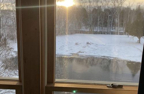 Kingfield Apartment | Riverfront mountain retreat