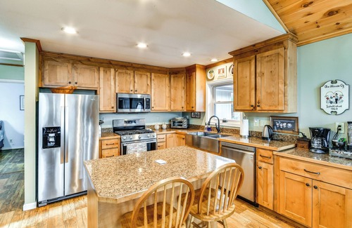 Newland House | Riverfront Newland Home w/Pool & Golf Club Access