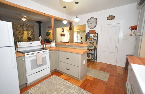 Dunsmuir Cottage | ❤Riverfront Paradise - Butterfly Ranch on the River❤