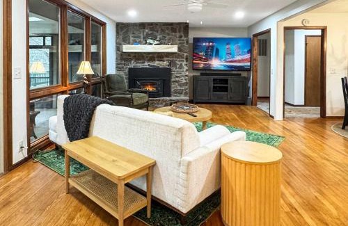 Norfork House | Riverfront Retreat - Right next to the White River