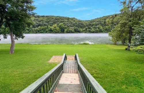 Norfork House | Riverfront Retreat - Right next to the White River
