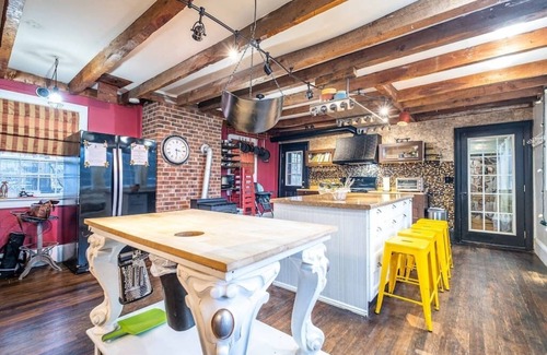 Warren House | ☀ Rivermoon Retreat ♡ 8 Bedrooms | Fun | Riverside ♡ Unique and Beautiful House