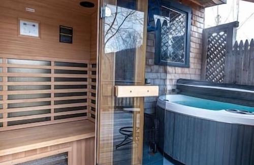 Warren House | ☀ Rivermoon Retreat ♡ 8 Bedrooms | Fun | Riverside ♡ Unique and Beautiful House