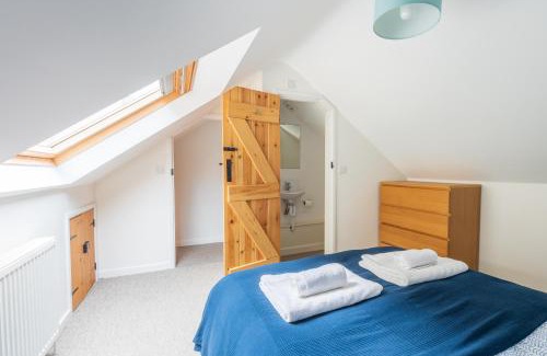 Solva Apartment | Riverside Bothy In Heart of Scenic Harbour Village
