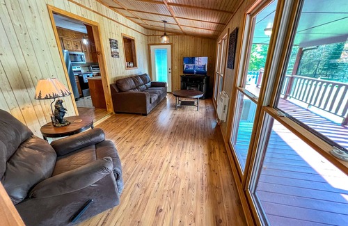 Piney Creek Cabin | Riverside Escape Too: 4 BR, 2.5 BA Cabin or Bungalow in Piney Creek, Sleeps 8