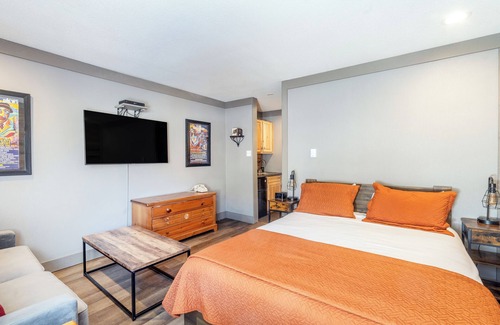 Telluride Hotel | Riverside Hotel Room With Split-King Bed