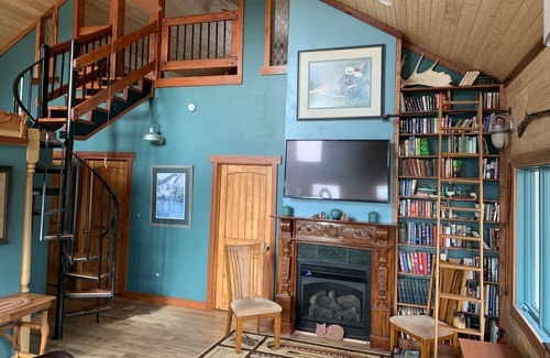Ozark House | Riverside Inn on the Finley with a hot tub & more!