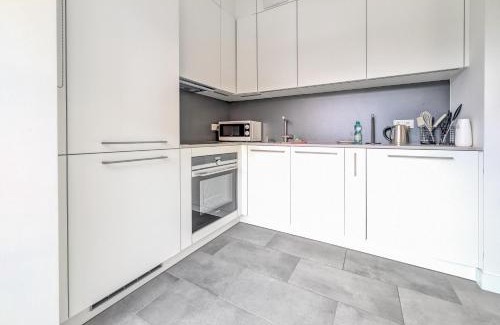 Srodmiescie Apartment | Riverside Modern Studio by BookingHost
