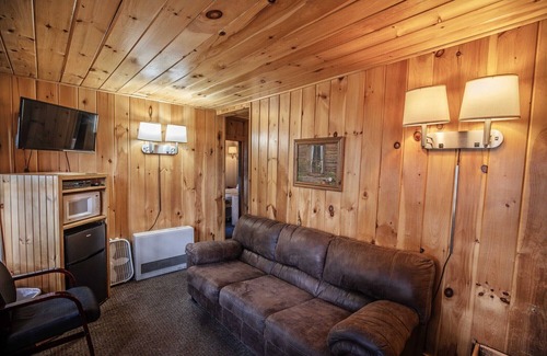 Lincoln Cabin | RIVERSIDE RELAXATION: The Moose Antler at the PEMICABINS