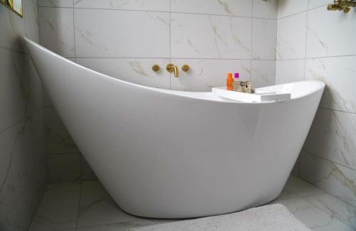 Huntington Apartment | Riverside Stays - Sleeps 9