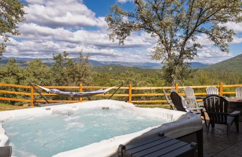 Ahwahnee House | Rivertop Hideaway with HUGE views-Hot Tub-EV-more!