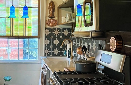 Lake Forest Estates Cottage | ⚜️Rivertown Retreat⚜️ Lewis & Clark stayed here. King bed.nSleeps 4