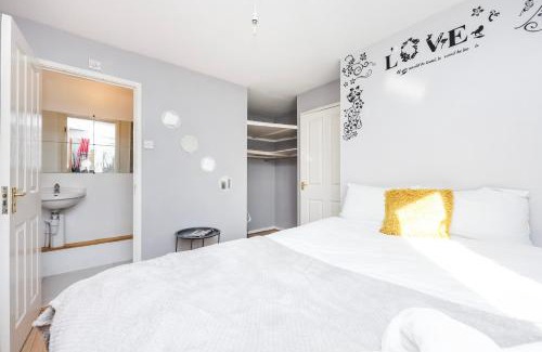 Thamesmead Apartment | Riverview Larger Groups Greenwich Property