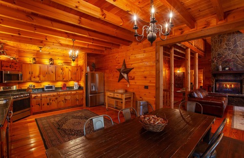 Blue Ridge Cabin | Riverview Lodge – 5 Suites, River Access, Mountain Views, Hot Tub