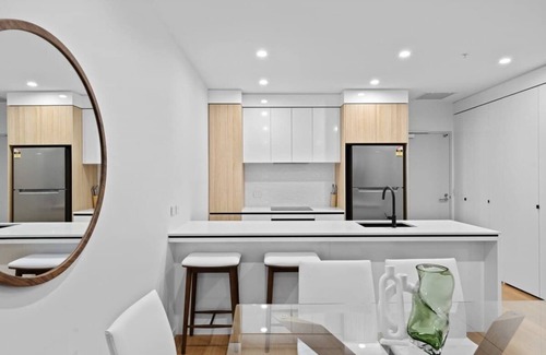 Surfers Paradise Apartment | Riverview Retreat Pet-Friendly Apt + Pool/Parking