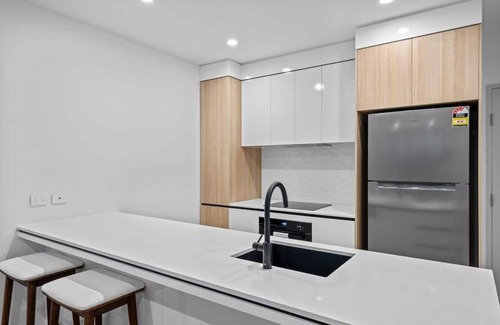 Surfers Paradise Apartment | Riverview Retreat Pet-Friendly Apt + Pool/Parking