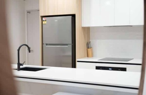 Surfers Paradise Apartment | Riverview Retreat Pet-Friendly Apt + Pool/Parking