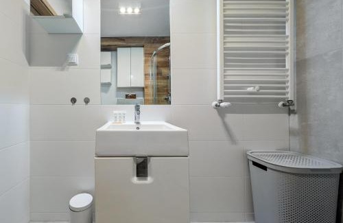 Fabryczna Apartment | Riverwalk Charming Apartment by BookingHost