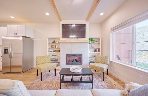 Cashmere Condo | Riverwalk Suites, #210 Your Riverside Retreat!