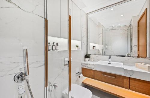 Nad Al Sheba Apartment | Riviera Azure Gateway Superior- 10min to Burj Khalifa, Dubai Mall and Airport and 20min to Marina