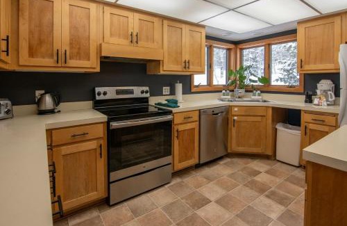 Teton Village House | RMR: Stock House in Teton Village