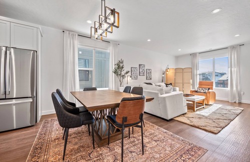 Mountain Green House | Roam Ski Den Perfect for two families (R0 5949)