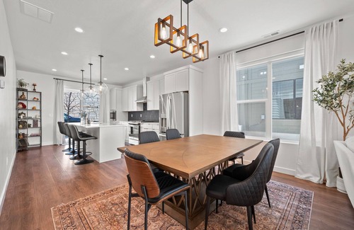 Mountain Green House | Roam Ski Den Perfect for two families (R0 5949)