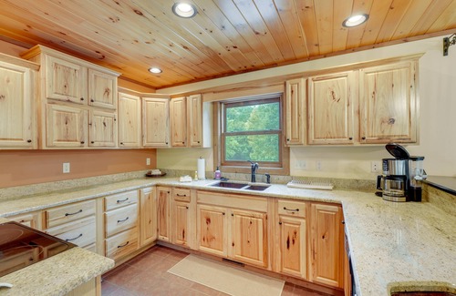 Roan Mountain House | Roan Mountain Home w/Deck Near Appalachian Trail!