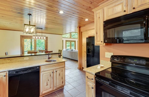 Roan Mountain House | Roan Mountain Home w/Deck Near Appalachian Trail!