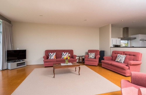 Mangawhai Heads Cottage | Roberts Retreat - Mangawhai Holiday Home