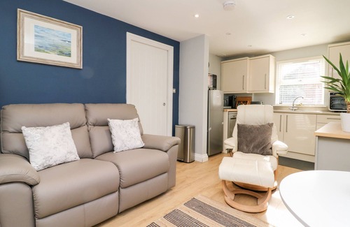 Leven Cottage | ROBIN COTTAGE, with a garden in Beverley