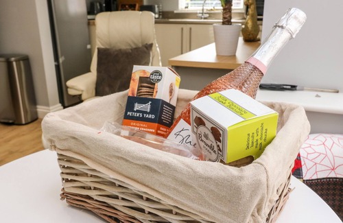 Leven Cottage | ROBIN COTTAGE, with a garden in Beverley