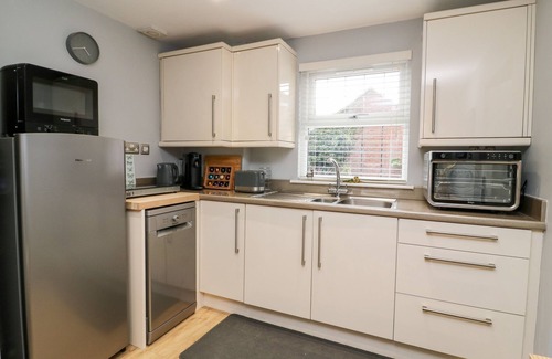 Leven Cottage | ROBIN COTTAGE, with a garden in Beverley